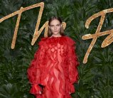 نجوم ونجمات يتألقون مع فالنتينو في حفل جوائز الموضة بلندن