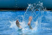 السباحة في الماء البارد بديل جيد لمسكنات الألم