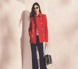 مايكل كورس يداعب المرأة في تشكيلة ربيعية باللون الكحلي