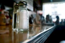 الإفراط في تناول الملح يضر الدماغ