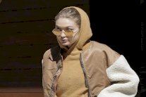 جيجي حديد تتألق بنظارة شمس ماركة ليندا فارو