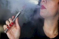 دراسة: نكهات السجائر الإلكترونية قد تكون سامة !