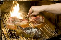 الوقوف قرب شوايات اللحوم يزيد خطر الإصابة بالسرطان