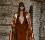 تشكيلات أسبوع الأزياء الراقية في باريس تخطف الأنظار