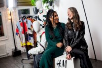 مصممة الأزياء بريا تفوز بجائزة التصميم من دار إتش آند إم