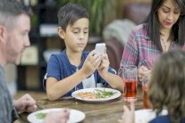 هل نقلق من استخدام الأطفال الهواتف الذكية والكمبيوتر؟