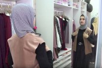 مصممة أزياء في غزة تستخدم موقع التواصل الاجتماعي منصة عرض