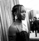 لوبيتا نيونقو تتألق بقطع مجوهرات من إبداع دار ميسيكا