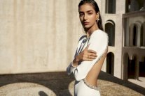 نورا عتال .. قصة صعود في عالم عروض الأزياء منذ نعومة أظافرها