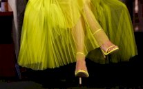 جينفر لوبيز تتألق بصندل من ستيوارت ويتزمان !