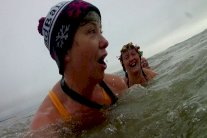 انقطاع الطمث: هل تساعد السباحة في الماء البارد النساء في مواجهة الأعراض؟