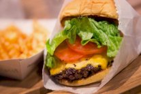 ثمة علاقة بين تناول الوجبات السريعة والإصابة بالاكتئاب