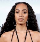 سولانج نولز تتألق بأقراط من ميسيكا