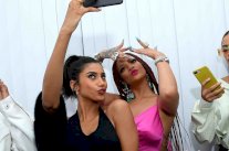 العارضة الهولندية إيمان همام تتألق بأقراط من إبداع ميسيكا