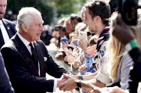 الملك تشارلز وولي العهد يصافحان الحشود في صف الانتظار لوداع الملكة