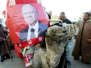 تونسيون يتهكمون على انتشار صور السبسي في كل مكان!