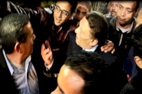 معجب أراد التقاط سيلفي مع عادل إمام في جنازة