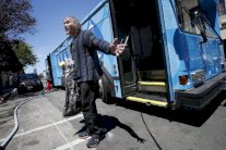 غوغل تغيث مشرّدي سان فرانسيسكو بباصات متنقلة