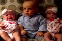 طفل بين توأمين كاد الذهول يصيبه بالحول