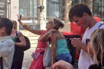 سيلفي ورهائن سيدني خلفي!