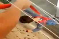 حياة ابنه مقابل قفل