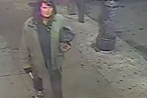 كاميرات المراقبة تلتقط سيدة تطعن المارة بسكين في أميركا