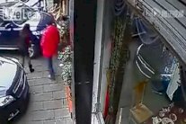 أم تُلقي بنفسها أمام سيارة لتنقذ طفلها