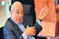 منع الصحافي الإسلامي فهمي هويدي من مغادرة مصر