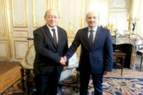 الجربا يختتم زيارة باريس بلقاء وزير الدفاع الفرنسي وبارزاني