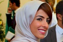 عبدالله بن زايد يغرّد مفتخرًا بفتاة سعودية