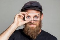 تطبيق جديد يمنح المكفوفين الرؤية بعيون المبصرين