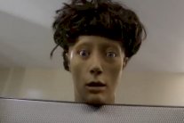 دمية متطفلة تثير صراخ السيدات في حمامهن