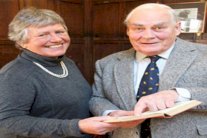 بريطاني يعيد كتابًا بعد 65 عامًا إلى مدرسته