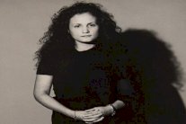 قاومت الابتسام.. فحصّنت بشرتها من الشيخوخة