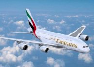 طائرة إماراتية عملاقة تشطر غيمة نصفين