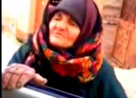 مسنة سورية تتحدى عنصريْن من 