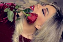 مادلين مطر تستقبل عيد الحب بصور رومانسية