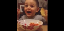 طفل يتذوق الصلصة الحارة للمرة الأولى !