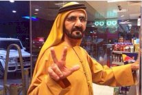 الشيخ محمد بن راشد مواطنًا في محطة وقود