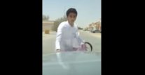 فتى سعودي يحاول إيقاف سيارته التي يقودها 
