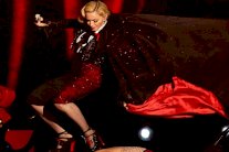 مادونا تنزلق خلال Brit Awards وتطمئن محبيها أنها بخير