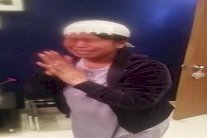 خادمة تبكي بعد حصولها على هدايا قيمة من عائلة سعودية