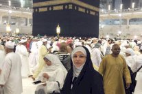 أحلام تؤدي مناسك العمرة وسط تفاعل متابعيها عبر تويتر