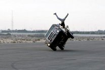 إماراتي يقدم مهارات استعراضية على سيارة بعجلتين