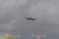 طائرة إماراتية تتراقص في سماء بريطانيا