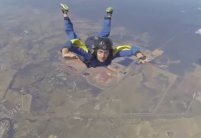 إنقاذ رجل يصاب بمشكلة صحية أثناء هبوطه بمظلة