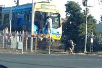 روسي يصوّر شابين يتعلقان بقطار في نيوزيلندا