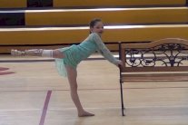 فتاة تذهل الجمهور برقصها رغم إعاقتها