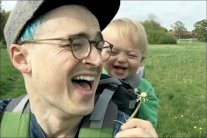 ضحكة طفل تنتقل إلى الملايين بالعدوى