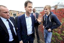 سقط سرواله أثناء التقاطه سيلفي مع مسؤول بريطاني